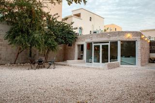 Elegant Garden Stay with 2 Living Areas, 2 Bedrooms, 1 Full and 1 Half Bath for 6 Guests - Umm al ‘Amad - 6