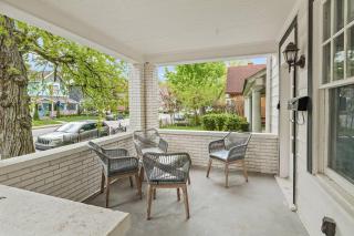 3BR City Chic Modern Apt - Central Location - 6