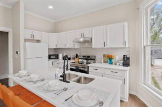 3BR City Chic Modern Apt - Central Location - 2
