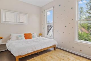 3BR City Chic Modern Apt - Central Location - 9