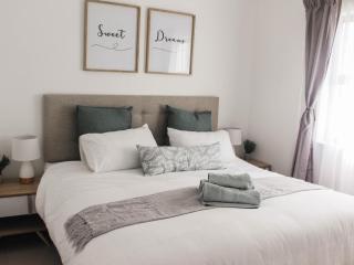 Modern 2 bedroom apartment close to shops & beach - 7