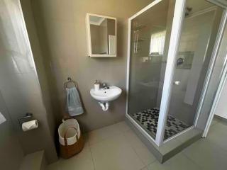 Modern 2 bedroom apartment close to shops & beach - 9