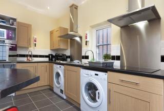 Emporium Apartments - City Centre opposite Victoria Centre Shopping Centre - 4 Double Bedrooms Private Apartment with 3 Bathrooms, Full Kitchen to cook as you would at home - Outdoor Parking for Cars or Vans at five pounds a day - Nottingham - 9