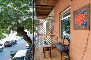 Colorful apt w a furnished terrace 2 min from Rustaveli avenue - Tbilisi - 3