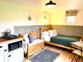 Clay Bank Huts, Roseberry Shepherds Hut - 3