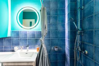 Downtown Central Suite with Private Parking - 8
