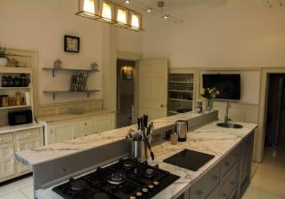 Large 8 Bedroom Georgian House in Central Chichester with Parking - Great for Groups & Celebrations! Chichester Holiday Properties - Chichester - 2