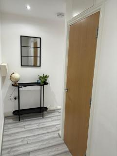 Spacious Retreat with Parking: Ideal for Families & Contractors - York - 3