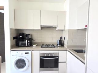 Sleek and Stylish 2-Bedroom Apartment - Dubai - 6