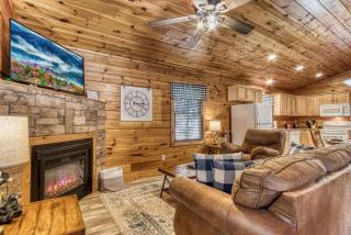 Dog Friendly, Romantic Mtn Getaway Hot Tub Pool - Gatlinburg - 7