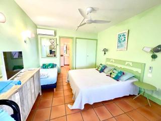 Guadeloupe- Saint-François- Résidence Anse des Rochers - Appartement quart de villa étage - vue mer- 4 personnes - Lit bébé sur demande - Citerne et wifi privés -Animaux ok-Accès plage direct -Apnée bien-être expérience sur demande avec instructeur AIDA - - Saint-François - 1