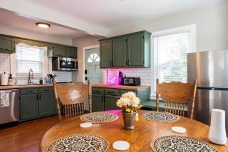 Charming home near Churchill Ds and Expo Center - 9