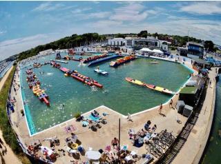 The Lymington Hub Slps 13 hot tub/chef/spa - Lymington - 9