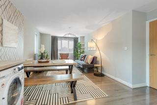 FREE Parking Spacious 2BR Flat in Irlam - Irlam - 2