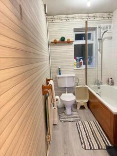 Two Double Bedroom Maisonette with rear garden. - 6