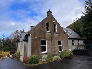 Mourne Mountain Bliss, Rostrevor 4BR Cottage with Patio & BBQ ideal for a relaxing getaway - Rostrevor - 8