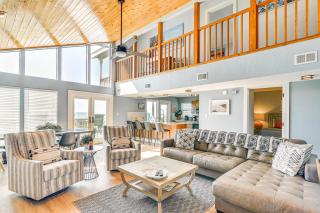 Deck and Large Yard Oceanfront Surfside Beach Home! - Surfside Beach - 3