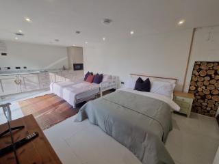 Garden Apartment, sleeps 4 - Leighton Buzzard - 0