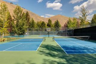 Warm Springs Ski Way Home with Pool, Pickleball, and More! - Ketchum - 4