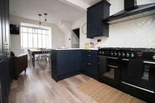 Stylish Home in Bath with Driveway Parking, 10min from City - Bath - 1