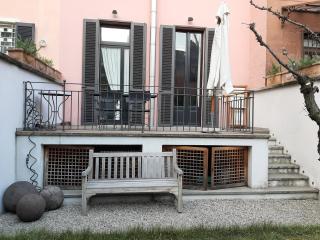 Casa Mari - free secure parking, breakfast, private bathroom, wifi, garden, aircon, 3 min walk to metro and train station - Milan - 2