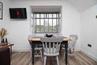 Stylish 3BR Bath Home, Sleeps 6, Driveway Parking, Families and Contractors - 3
