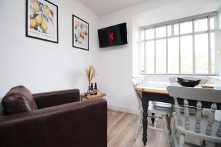 Stylish Home in Bath with Driveway Parking, 10min from City - Bath - 6