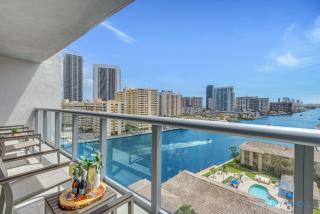 Infinite View Balcony with Pool, Gym and Near Beach - Hallandale Beach - 0