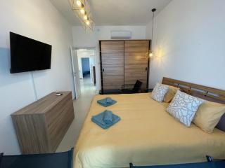 Seafront 3 Bedroom Stylish Apt with Spectacular Seaview - St Paul's Bay - 5