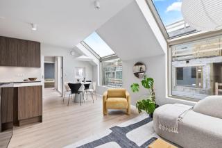 Skylight Lux 3BR/2BA City Center with Free Parking - 4