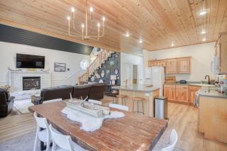 Yellowstone Getaway • Hot Tub • 4th Bonus Loft Bedroom - 4