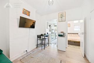 Cosy Tottenham Apartment Sleeps 4 - London - 2