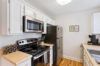 Mountainside Condo King Bed, Two Hot Tubs, Fireplace, Pool , on the Free Bus Route - 6