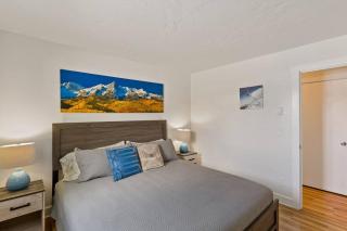 Mountainside Condo King Bed, Two Hot Tubs, Fireplace, Pool , on the Free Bus Route - 9