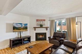 Mountainside Condo King Bed, Two Hot Tubs, Fireplace, Pool , on the Free Bus Route - 2