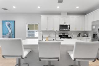 Modern Pool Home w Putting Green - Largo - 4
