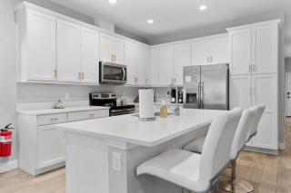 Modern Pool Home w Putting Green - Largo - 3