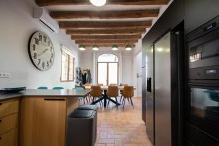 Radiant 5 BR family home with jacuzzi + roof deck - Palau de Santa Eulalia - 2