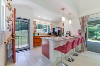 Bright Haiku Studio Patio and Rainforest View - 1