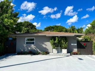 Beautiful, fully furnished 4bed 2bath house - 5 minute walk to Miracle Mile Downtown Coral Gables - Miami - 0