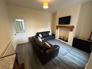 3 Bedroom Home From Home, Crewe - 0