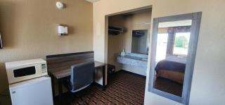 Super 7 Inn - Midland - 3