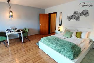 HOMELY STAY Serenity Greens - Stylisch Studio-Apartment with kitchen - 10 min to central station, pet friendly - Munich - 1
