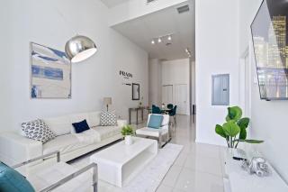 Icon 1 Bed With Water Views 16 ft Ceilings and Free Spa Access - 8