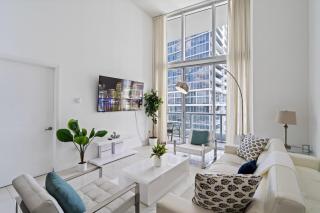 Icon 1 Bed With Water Views 16 ft Ceilings and Free Spa Access - 0