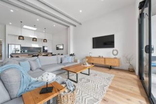 Beachfront Bliss Luxury Views - Rye - 8