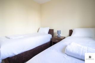 Newly Launched Two Bedroom House By Den Accommodation Short Lets & Serviced Accommodation With Garden - London - 1