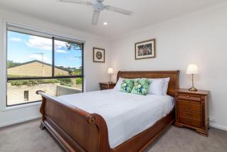 Spacious and Restful Holiday Home with Backyard - Weetangerra - 7