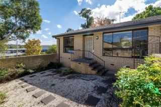Spacious and Restful Holiday Home with Backyard - Weetangerra - 5