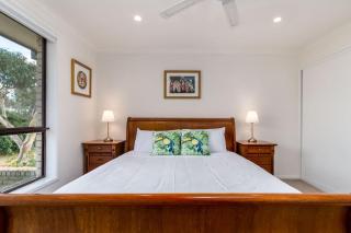 Spacious and Restful Holiday Home with Backyard - Weetangerra - 1